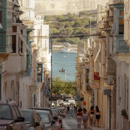 With Private Yard And Fast Wifi Apartment Sliema