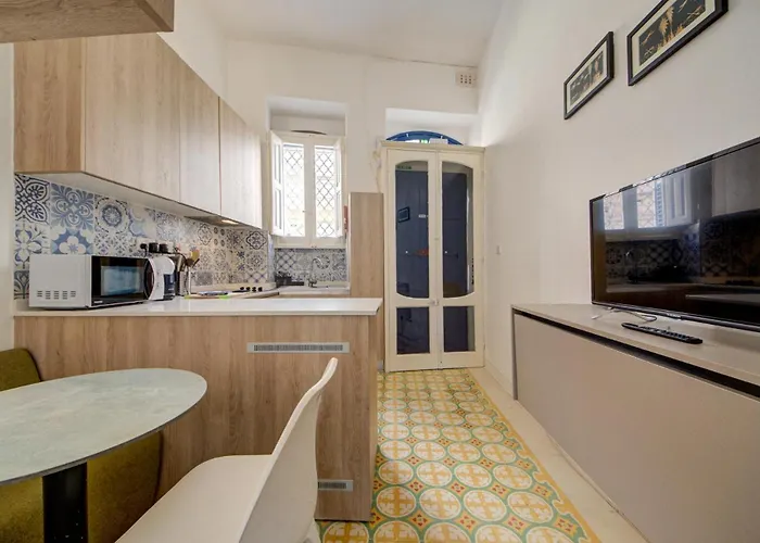 With Private Yard And Fast Wifi Apartman